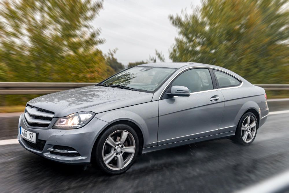 jenis jenis mobil: sedan